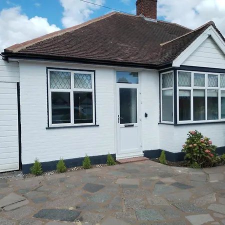 Cozy Cottage - Close To London Epsom Exterior photo